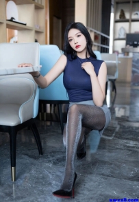 大长腿+黑丝包臀裙，这个少妇真不错