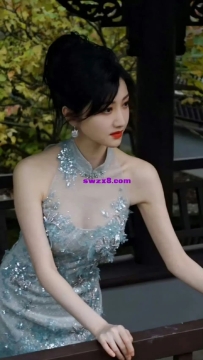 景甜穿薄纱旗袍，婀娜多姿，白皙透亮，谁不迷糊啊